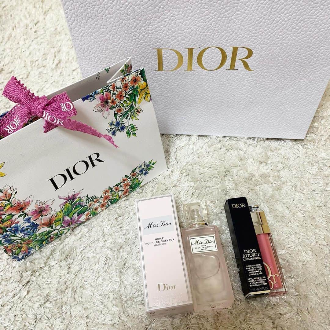 岡本麻佑のインスタグラム：「. かわいーうれしー🥰いつもかわいいDIOR😍🫶🏻💐🎀使うのもったいなくていつも暫く温めちゃう🥹🙌🏻🤍 新しいマキシマイザーとても良い💄💓✨  #dior#diormakeup#diorbeauty#cosmetics#missdior#マキシマイザー」
