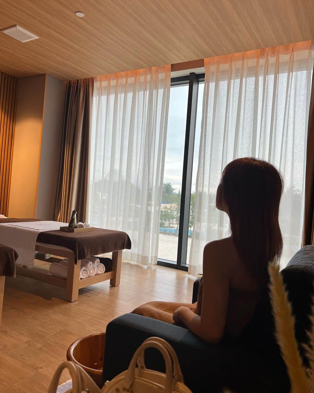 中島絢乃さんのインスタグラム写真 - (中島絢乃Instagram)「🏨🌙🌸  .  これぜーーーーーーんぶ ひとつのホテルで撮った写真！！！！😳🤳 ▶︎ @danang.mikazuki 🇻🇳🏨  信じられる？🤣💞💞💞 (写真も動画も全然まとまってないからまた載せるかも😂)  . .  写真見たらわかると思うんだけど、  一日ホテルで過ごせちゃうくらい、、 いや一日じゃ全然足りないくらいの もうてんこ盛りなホテルでした😳🏨✨  #流れるプール に、#インフィニティープール に、 短時間ではあったけど 失った数年分の夏を取り戻したよ🤣🌷  たぶん数年ぶりにプール入ったんだけど 眉アートしててよかったって心から思いました、、🫶🏻 @ikarashi_artmake さんありがとう🥹💞💞💞 またお願いします🥹💞💞💞  . .  全室オーシャンビュー、 ホテル内にプールもお風呂もたくさんあるのに さらにお部屋に露天風呂までついていて！🛀 とてもいい時間を過ごすことができました🌸 (日本語を話せるスタッフもいるよ！🙆🏼‍♀️✨)  プール見て大発狂してる子供見たら 私まで幸せになった🥹🫶🏻💞  ビーチウォークエリアなど これからできるエリアもあるので これから行く人はもっと楽しめそう🫶🏻🌴💞  〰〰〰 #DaNangMikazuki #MikazukiWaterPark365 #hotelmikazuki #CongviennuocMikazuki #MikazukiOnsen #Mikazukihotel #Mikazuki #ダナン三日月 #ダナンホテル #LOVETABI #ayanon_vietnam」4月4日 23時44分 - nakajima_ayano