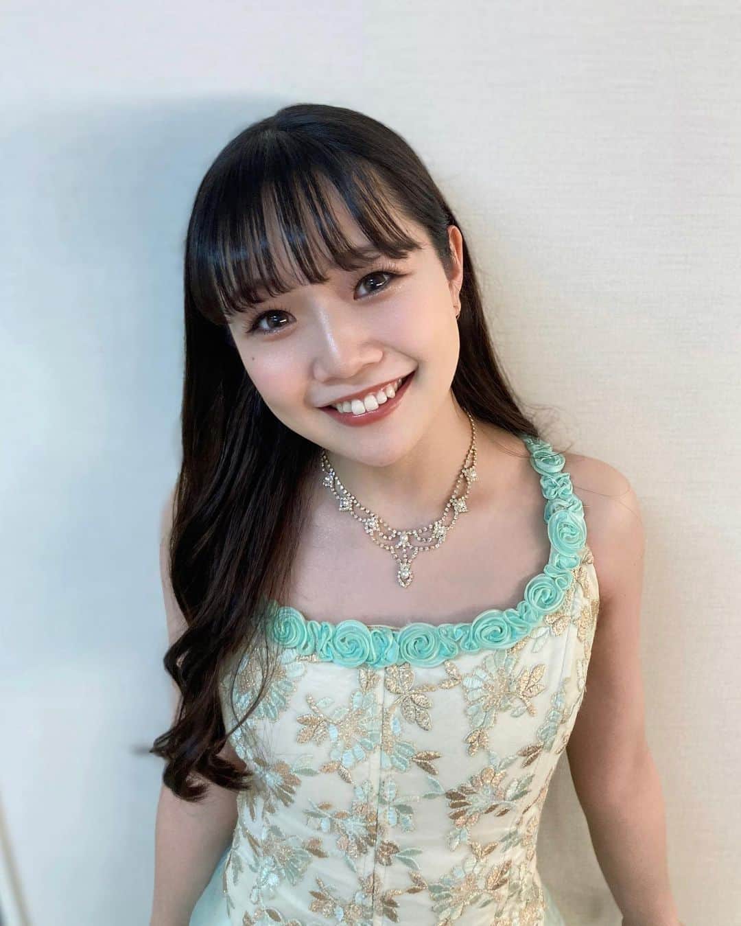 miyuのインスタグラム：「遅ればせながら、4月になりましたね🌷  とうとう大学4年生に〜！！ 全く実感が湧きませんが！！ 先日大学に行った際に、入学式が行われていまして…歳を感じました🥲  今年も楽しい年になりますようにっ  この前、公演の時に後輩ちゃんが撮ってくれたお気に入りポートレート📸♡  おやすみなさい〜」