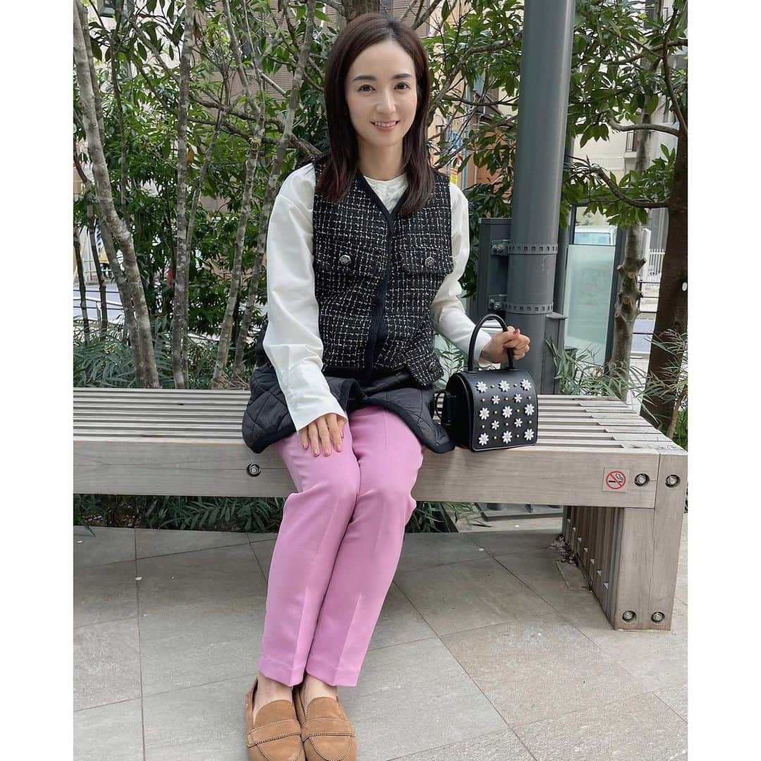 Mayuko Watanabe 渡辺真由子さんのインスタグラム写真 - (Mayuko Watanabe 渡辺真由子Instagram)「@lilirena_ で人気のドッキングキルティングベストを着て子供たちとお出かけ🥰 よく見るとボタンもすごく可愛いんです😍この時期にぴったりのアウターでおすすめですよ😄  @lilirena_ は4月5日から11日まで玉川高島屋本館3階でpopup開催されます♬ とても人気なのでお目当ての商品があったら早めに行ってゲットした方が良いと思います😄 興味がある方はぜひ行ってみてください🥰✨  #リリレナ#韓国ファッション#コスパブランド#プチプラファッション#玉川高島屋 #春服コーデ #春コーデ #ママコーデ #ママファッション #男の子ママ #男の子兄弟 #男の子兄弟ママ #カジュアルコーデ」4月4日 23時46分 - watanabe_mayuko