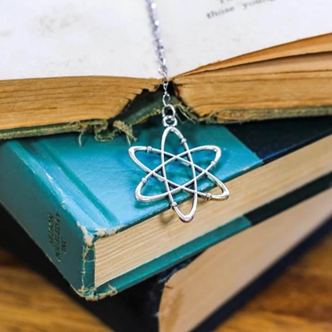 Mercariのインスタグラム：「Getting prepared for all the new media coming your way? This bookmark might have you periodically checking the table of contents of your favorite text 😅🧪 Check the link in bio to grab it.」