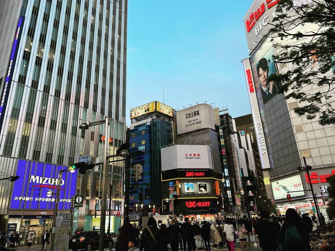 神谷洵平さんのインスタグラム写真 - (神谷洵平Instagram)「新宿。電車でふらりと来たのはいつぶりだろう。 昔は毎週来てた。 ディスクユニオン、レコファン、ロックイン、カフェらんぶる、ルミネ。 今思えば自分を確かめていた街。  #新宿」4月4日 23時50分 - junpeikamiya