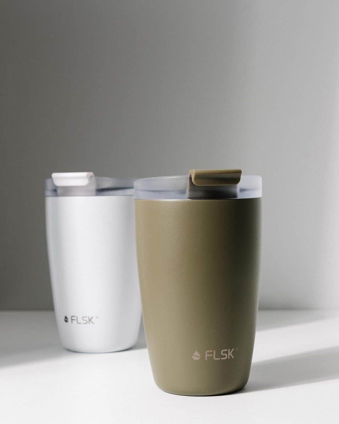 FLSK JAPANさんのインスタグラム写真 - (FLSK JAPANInstagram)「CUPはFLSKと同じ保温構造の蓋付きタンブラー✨  洗って繰り返し使える環境に配慮したコーヒーカップとして開発されました🌱BPAフリーなので安心してお使いいただけます。  CUPを開発したFLSK社はドイツ・ミュンヘンが拠点です🇩🇪  ビールで有名なドイツですが、実はコーヒー消費の方が多く、街中を歩いていると至るところにコーヒーが飲めるカフェやパン屋があります。  そんなコーヒーが大好きな国、ドイツで生まれたCUPにはコーヒーを快適に楽しめるように作られています。  💡抜群の保温・保冷力でいつでも美味しい飲みごこち  💡密閉キャップで漏れないので、カバンにいれて持ち運びOK  💡SUS304ステンレスなので、使用後にさっと洗えば匂いうつりもしにくい  コーヒーのテイクアウトやコーヒー好きな方々へのプレゼントにおすすめの製品です✨  FLSKボトルとお揃いのカラーで揃えるも◎  * *  #コーヒー #コーヒー好きな人と繋がりたい #コーヒーギフト #コーヒーにのある暮らし #タンブラー #ギフトにおすすめ #FLSK #フラスク #CUP #スタバ #お家カフェ #母の日」4月4日 23時55分 - flsk.japan