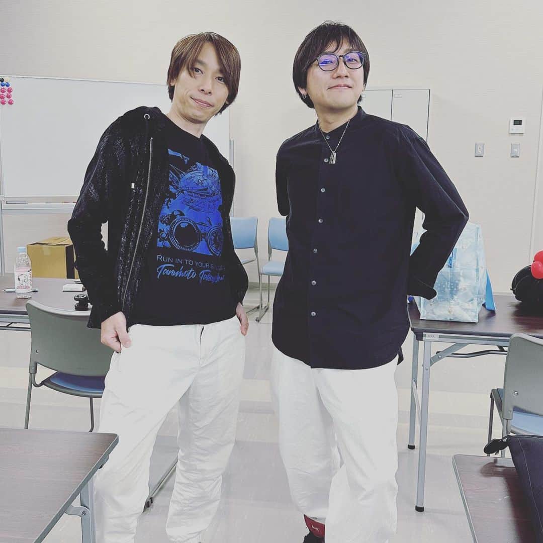 谷本貴義のインスタグラム：「カジル岩国♪ もはやどっちが誰かわからないレベルで、あ、メガネでわかるかーw  4/2は山口県のカジル岩国で歌った♪ #小田貴音 #万貴音 #中原万貴 #にかもとりか #野々風 #谷本貴ぎ」