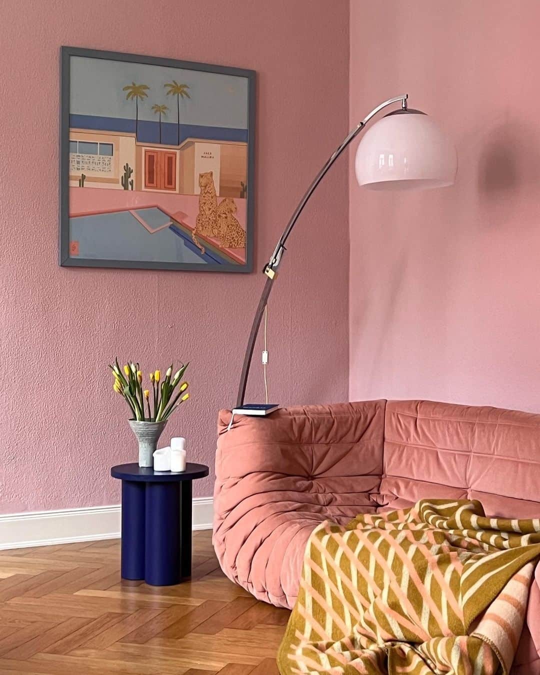 Ligne Rosetさんのインスタグラム写真 - (Ligne RosetInstagram)「Pretty in pink.⁠ ⁠ We say there’s no such thing as too much color coordination - just like in @altbau.zweiundzwanzig’s Togo corner.」4月5日 0時01分 - ligneroset
