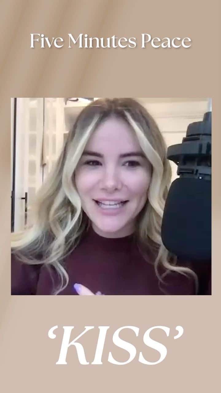 ジョージア・コウソウロウのインスタグラム：「“I’ve been kissing for years” 💋 @tommy_mallet 😂  Do you love or loathe PDA? Let me know in the comments✨   🎙 Catch up on new daily episodes of @fiveminutespeacepod via the link in bio 💕  #FiveMinutesPeace」