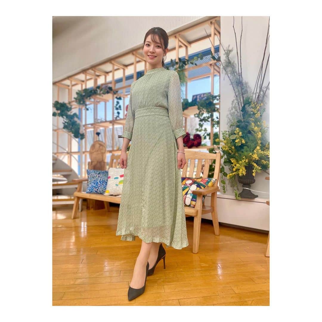 のインスタグラム：「🌱🌼 前回サタファンでMC河合さんに 指摘されたポージングがこちらです🫠笑  スタジオ内には 強い日差しが入るようになってきて、ぽかぽか陽気🌞  衣装も明るくなってきて 自然と気分も晴れやかになります〜🌼  サタファン2年目も よろしくお願いします🤍  #春ワンピース#シンプルポニーテール#まとめ髪アレンジ#サタデーファンキーズ#サタファン#イエベ春コーデ#いわて#めんこいテレビ#三宅絹紗」