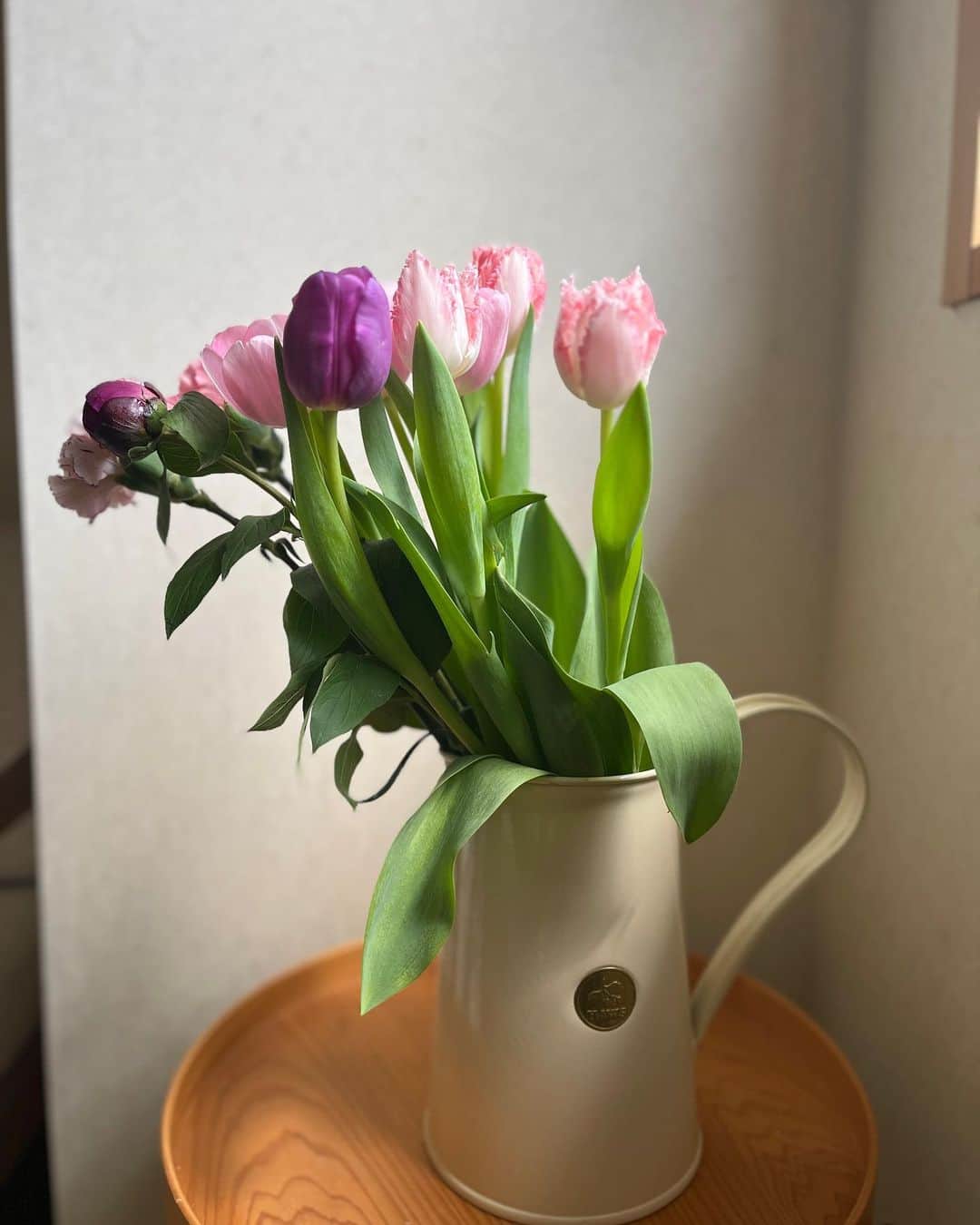 福田葉子さんのインスタグラム写真 - (福田葉子Instagram)「ついにピンクの花に目がいくまでに。疲れてるな自分、というサインというか兆候のひとつ。 ラストチューリップ、とお花屋さんのひと言が店頭に添えられていて。早咲きの芍薬と合わせてみるのも、春と初夏の共演みたいでたまにはいいのではないかと。生け方が雑なのはお察し。 花に罪はない。とてもきれいだ。 #pink #sign #tulip #peony #flowers #ピンク　#疲れた　#サイン　#チューリップ　#芍薬　#お花　#花のある暮らし」4月5日 0時01分 - yoyoyokoko