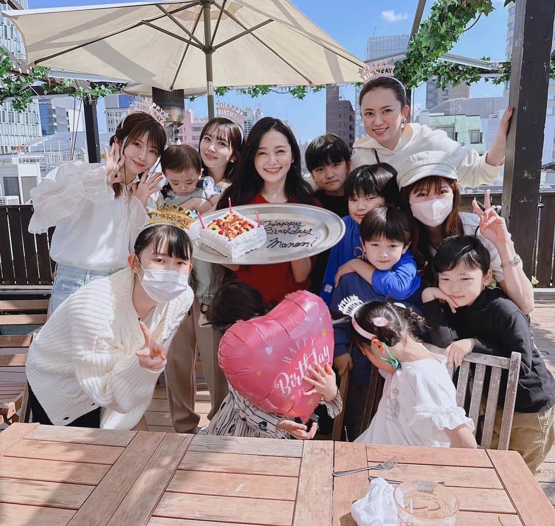 のインスタグラム：「楽しかったー💕 アバンギャルドの先輩達に39歳のバースデーお祝いして頂きました🥺✨✨✨✨ もうどの瞬間を切り取ってもみんな絵になるから困ります！! 私がグラドルを始める前から雑誌やテレビ活躍されてて憧れてた方達ばかりなのでいまだにこうしてセンターに置いて頂くとめっちゃ緊張するー‼️ （撮影だとみんな顔小さ過ぎて並びたくないから見切れるぐらい左端に寄ってた🤣  ポンコツなくせに態度がでかくツンツントゲトゲな後輩だったのにマジでずっとみんな超絶優しいし見た目が可愛い綺麗だけじゃなくて良い塩梅の天然抜けっぷりだから性格もマジでアイドルでそんなみんなとずっと居たからいつの間にかに私もまん丸な性格になっちゃって💗 よくマナちゃんは今の夫くんに出会って優しくになったー！ってこの方々に言われるんですがほんとに素直だから自分達の影響力に無自覚なんだなって😆  ママになってもみんな変わらず素敵で子供達もめっちゃくちゃ良い子！この日も上の子達はおチビ達をちゃんと見て遊んでくれた👏ママ達の力で愛情深く育ってて偉いなって思って、ママの先輩としても尊敬してるんです✨✨  そんな方々とめっちゃ美味しいBBQ食べながらビール（金麦）飲み放題は私には最高すぎた🍺」