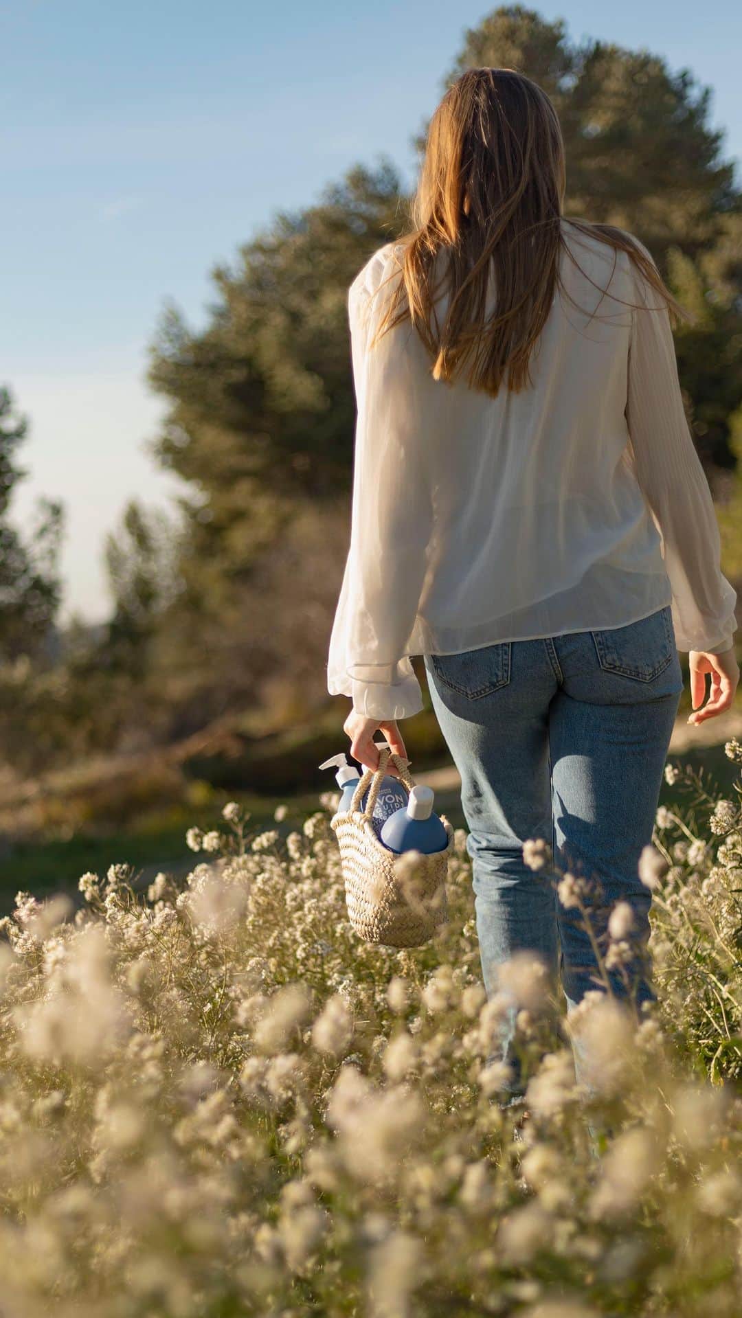 のインスタグラム：「Mode printemps activé 🌞​ Si comme nous, dès le mois d’avril vous rêvez de promenades en bord de mer, de  terrasses au soleil et de week-ends à rallonge, alors suivez-nous !  Envie d’une petite escapade provençale ?  #compagniedeprovence #vegetableoils #naturalproductstv #naturalskincare #igersmarseille #igersaixenprovence #handcream #crememains #cremepourlesmains #savonliquide #liquidesoap #bathroom #design #deco #interior #homeinterior #minimalist #musthave #skincare #cosmetics #avril #april #printemps #provence」