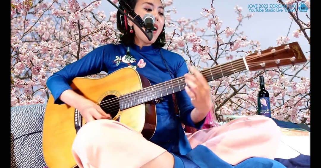 LOVEのインスタグラム：「2023.04.04 #ゾロ目の日ライブ 私にとってはラスト花見を🌸 ご一緒していただき、全国から今月もご覧いただきありがとうございました✨ 途中ホイアン🇻🇳の夜景も挟みつつ。花見気分ライブはアーカイブ残します。  しかし、花、改めて本当にいい曲だ。ベトナムで聞くとは思わなかった。日本の歌として、この平和を願う歌を演奏してくれていた、見知らぬ街角のカルテットに感謝が湧いた。ありがとう。カムアン。  アーカイブでも楽しんでください、また次回までお元気で！  1. Blue Finch 2. 優しさの逆襲 3. あなたを忘れるその前に 4. いつでも僕ら 5. Life Like A Tree〜あすなろ〜 6. Someone To Love 7. 花/喜納昌吉 8. 今日ここにいるという事 9. SOMA BLUE 10. Confetti  次回は5/5 9PM📺」