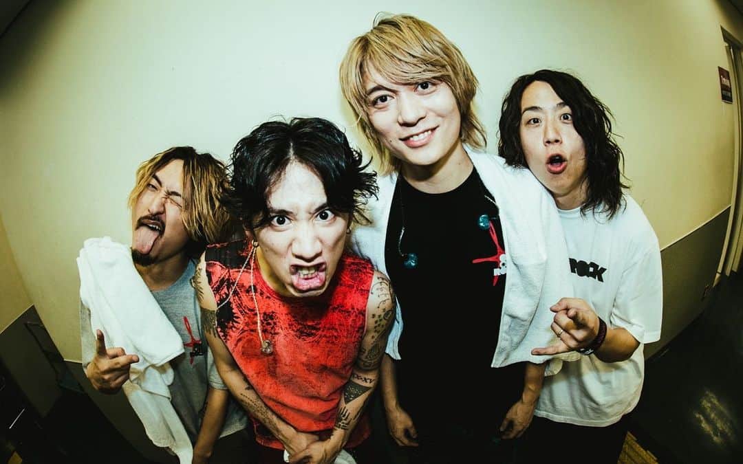 Taka のインスタグラム：「今日こそは東京ドーム攻略できると思ったのに、、、機材トラブル。。。 お前はこのまま一生俺にちゃんと歌を歌わせないつもりか？の顔です。 明日は最後の東京ドームのつもりでやってやる！覚悟しとけよ！」