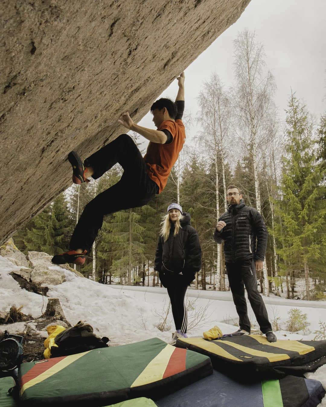 中島徹のインスタグラム：「Burden of Dreams session 16~18  My fourth trip to Finland has been over and I have been back to my daily life. As it turned out, I couldn't finish this problem again. Honestly, this kind of defeat is always heartbreaking.  However, unlike the previous expedition, this time I felt this problem is kinda realistic thing. I could keep believing until the last attempt on the last day that I can climb this problem.  The two weeks I spent focusing on this challenge were filled with fulfillment, not hardship. The time I spent working on it with world-class climbers, Will and Sean reminded me of thirst for pure strength. After more than 20 years of my climbing career, I feel very fortunate to still have this fresh feeling.  Thank you all for your support. I was very encouraged by your messages. My challenge to Burden of Dreams continues to my fifth expedition.  photos: @pietaripurovaara movie: @will_bosi  フィンランドへの4回目の遠征を終え日常生活に戻ってきました。最終的に、今回もこの課題を登り切ることはできませんでした。正直この種の敗退はいつもかなり堪えます。  ただ今回は完登をかなり現実的なものとして感じることができました。最終日の最後のトライまで「もう登れる課題なんだ」と信じ続けることができました。  感触が悪く、辛かった前回の遠征とは異なり、今回の遠征は充実感に満ちていました。WillやSeanといった世界的なクライマーとのセッションは、純粋な強さへの渇望を思い出させてくれました。クライミングを続けて20年経ちますが、この新鮮な気持ちはかけがえのないものです。  今回も本当に沢山の方から励ましの言葉をいただきました。バージョンへの挑戦は次の遠征へと続きます。  絶対に諦めません  #lappnorproject #BOD #burdenofdreams #tnfjp」