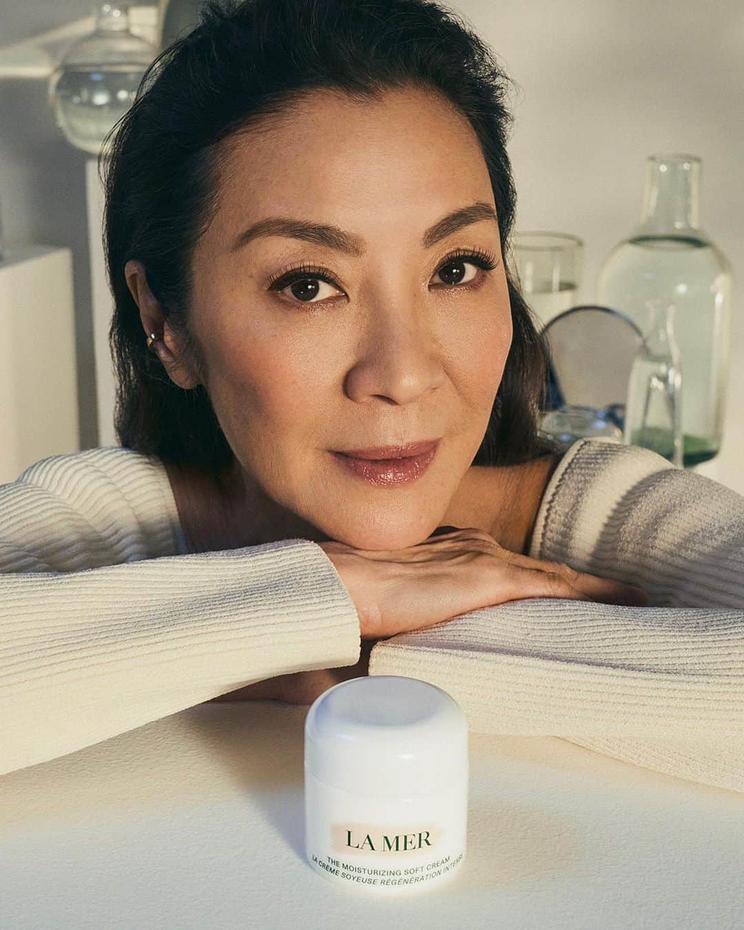 ドゥラメールのインスタグラム：「One breaks barriers, and the other repairs them: @michelleyeoh_official and the newly reformulated Moisturizing Soft Cream 🤍 Help improve elastic firmness for stronger, more resilient skin, and bring forth the radiance from within.  Directed by @yvanfabing #MichelleYeoh x #LaMer #LaMerSoftCream #LaMerPartner」