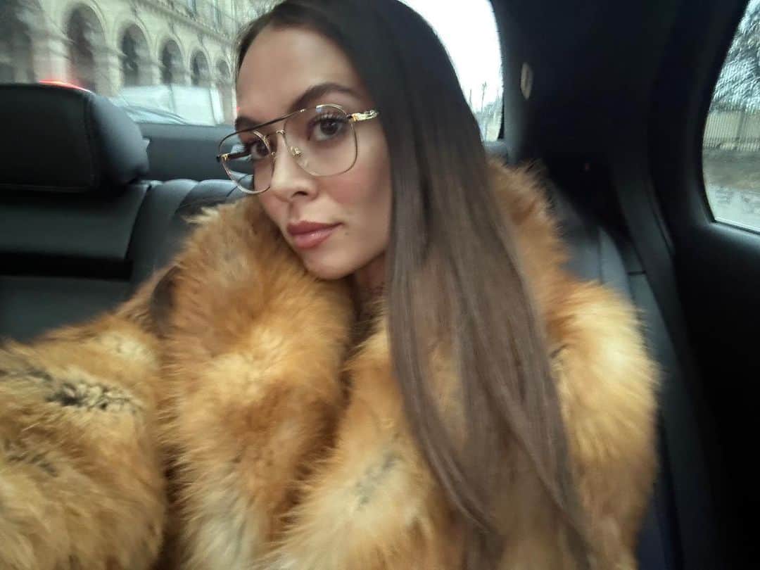 emilyのインスタグラム：「Mood 🤑」