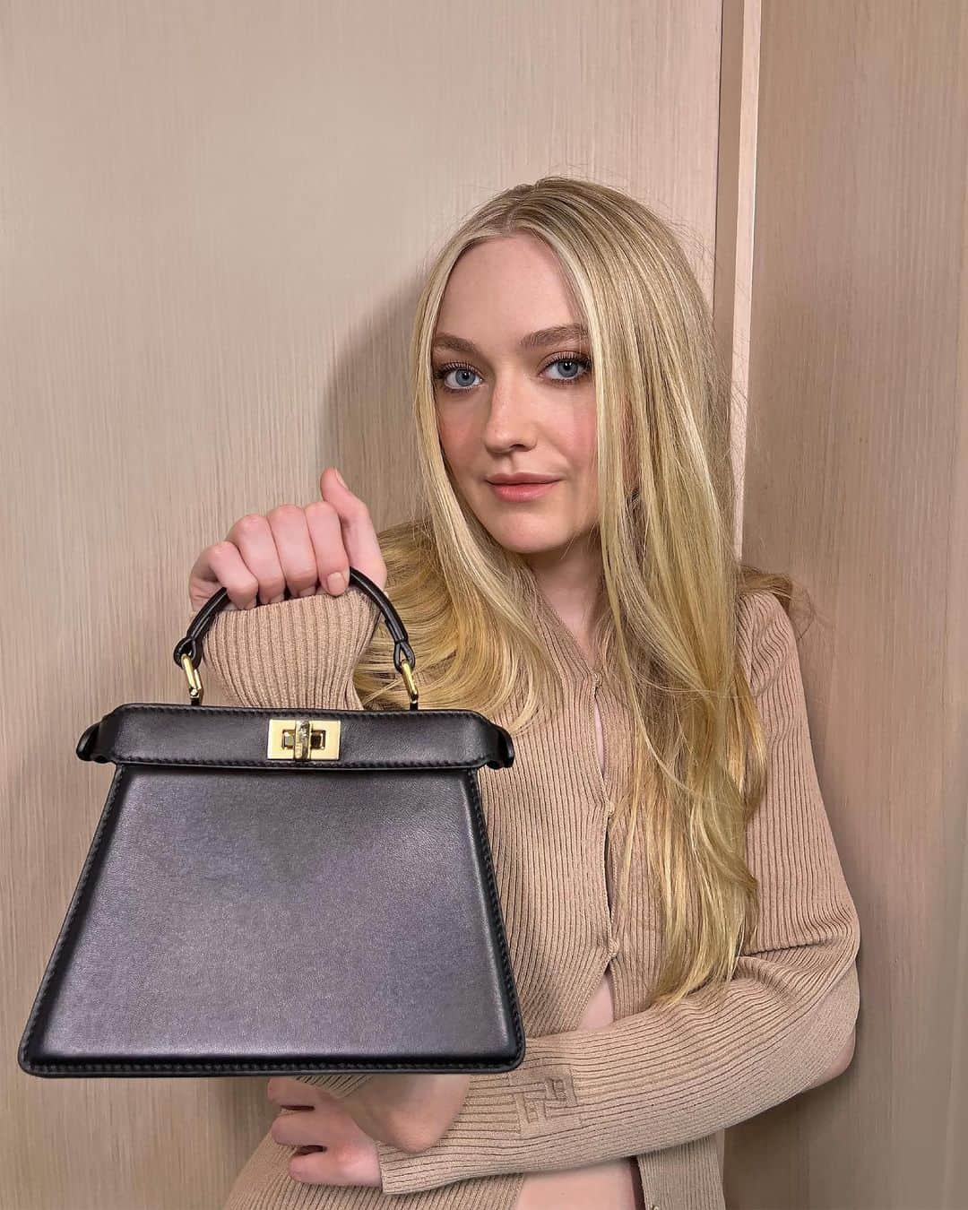 ダコタ・ファニングのインスタグラム：「#InLoveWithMyPeekaboo #Fendi #Fendipeekaboo #Fendipartner @fendi」