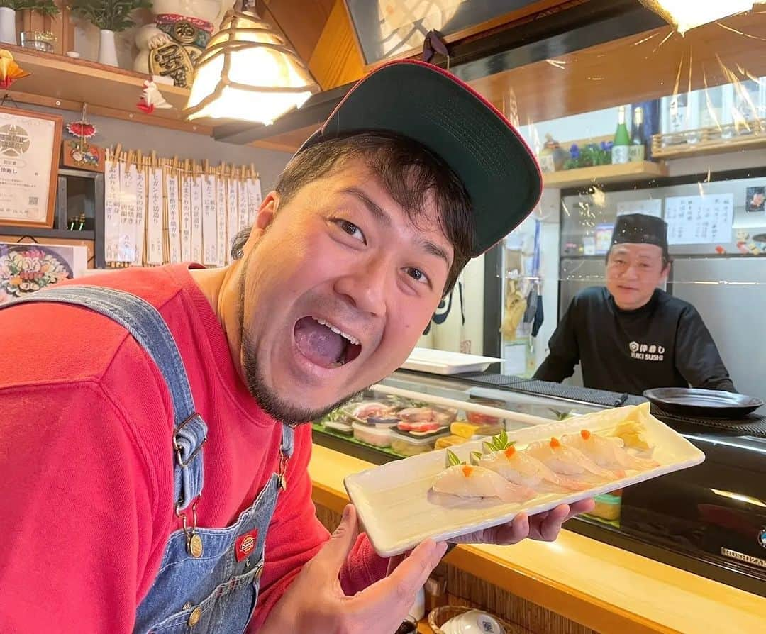 青木淳也さんのインスタグラム写真 - (青木淳也Instagram)「． 家族の愛に包まれるすし職人🍣 【人生コレに賭けてます】のロケでおじゃました 桂川町にあるお寿司屋さん"鮨処 のり助"！ ✰ 実家が名店"倖寿し"というご主人が たくさんの修行を乗り越えて 家族に支えられながら自分のお店をオープン！ 絶品お寿司の数々に舌鼓🥹 ごちそうさまでしたー！ ✰ FBS『めんたいワイド』 毎週火曜日18:15頃～オンエア！ ご覧くださぁーい！ ✰ #ブルーリバー #えみりィー #FBS #めんたいワイド #つながろうめんたい #人生コレに賭けてます #グルメ #福岡グルメ #スポット #情報 #福岡 #fukuoka #picture #photo #人生 #挑戦 #守る #相方 #コンビ #お笑い芸人 #お笑い #芸人 #感謝」4月5日 0時39分 - blueriveraoki