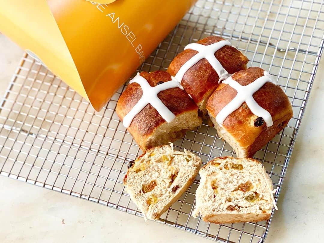 DOMINIQUE ANSEL BAKERYさんのインスタグラム写真 - (DOMINIQUE ANSEL BAKERYInstagram)「Getting our Hot Cross Buns ready for this weekend. Fresh-baked soft brioche studded with golden raisins, candied orange zest, and a hint of cinnamon and nutmeg, with lemon icing on top. Comes as a set of 4pcs, at dominiqueanselworkshop in Flatiron and at the Soho Bakery too, from FRIDAY 4/7 to SUNDAY 4/9 only. Preorders are up online at DominiqueAnselWorkshop.com for Flatiron pick-ups, and DominiqueAnselNY.com for SoHo pick-ups. #hotcrossbuns #dominiqueansel」4月5日 0時43分 - dominiqueansel