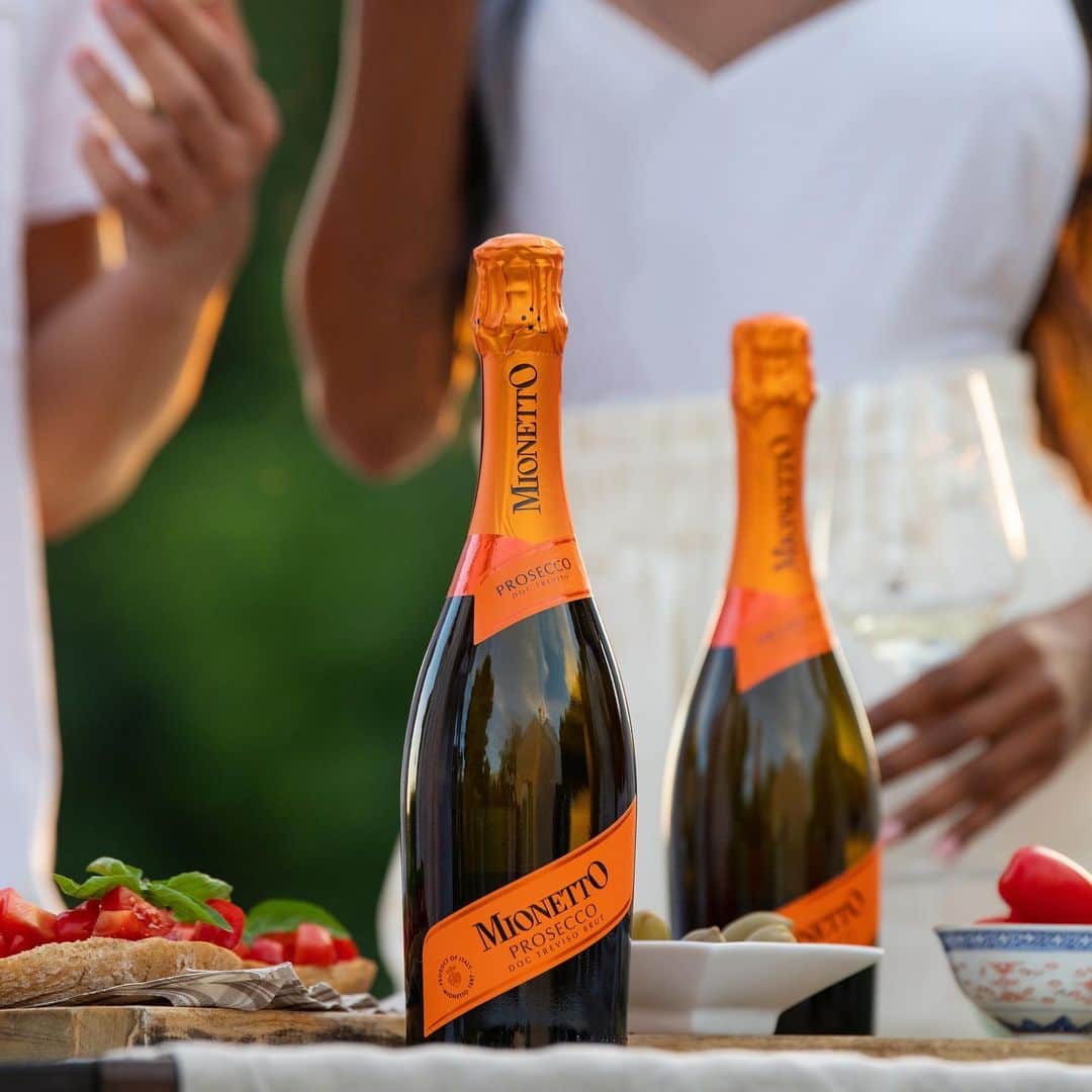 Mionetto USAさんのインスタグラム写真 - (Mionetto USAInstagram)「Allora! It’s aperitivo season, every season & one of Mionetto’s favorite Italian traditions. Grab a glass of Prosecco and pair it with some bruschetta as you get ready for dinner, laughs and great company!   #MionettoProsecco #Aperitivo #ItalianTraditions  Mionetto Prosecco material is not intended to be shared with persons under the legal alcohol drinking age. Share Mionetto content with persons 21+ and over in your respected country.  Enjoy Mionetto Prosecco Responsibly.」4月5日 0時46分 - mionettoproseccousa