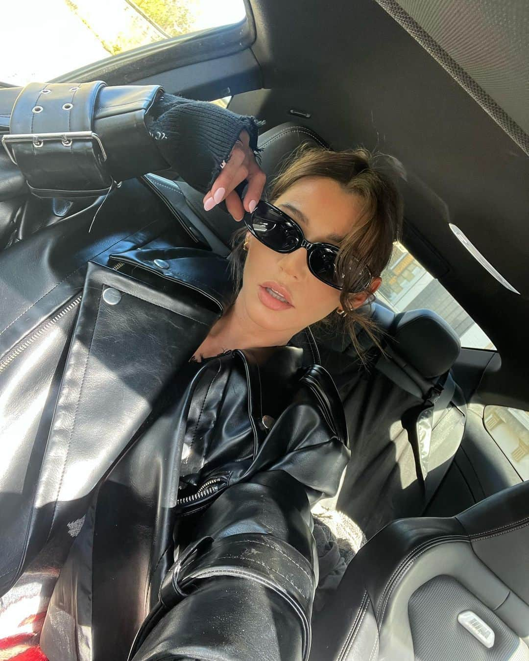 エレノア・カルダーさんのインスタグラム写真 - (エレノア・カルダーInstagram)「Staying shady 🌚」4月5日 0時47分 - eleanorcalder