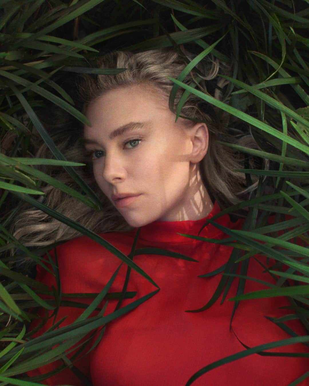 カルティエのインスタグラム：「Vanessa Kirby captures the irresistible olfactory power of La Panthère de Cartier’s sillage. Created in 2014, this fragrance family brings the chypre back into the spotlight with a new floral-feline accord, a mythical animal musk and a fresh, vibrant gardenia. #PanthèredeCartier @vanessa__kirby #CartierParfums」