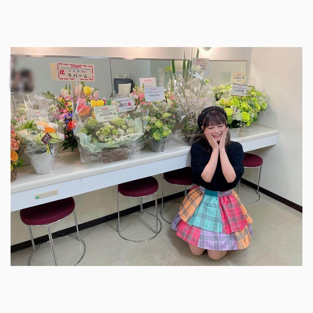 小山百代のインスタグラム：「・ ・ ・ ・ フラスタ＆楽屋花①  💐フラスタ💐  💚はっちゃんさん💚 大きい🥺美しい🥺 私の好きなカスミソウ…可愛い🥺  💐楽屋花💐  💚このえまおさん💚 💚めだかさん💚 オレンジと緑の組み合わせキュート！  💚ソウジさん💚 私の好きなピンクが入ってるー！  💚おきなさん💚 モッフーな緑きゃわいいー！  💚ラパームさん💚 カラフルで嬉しいー！  ま！じ！で！ 可愛すぎる〜〜🥺✨✨ ライブ前に見て ヤル気モリモリ湧いたよ！ 皆のお陰で頑張れました。 ありがとうございます！  〜第二弾に続く〜 ・ ・ ・  #サンドリオン #小山百代  #楽屋花 #フラスタ」