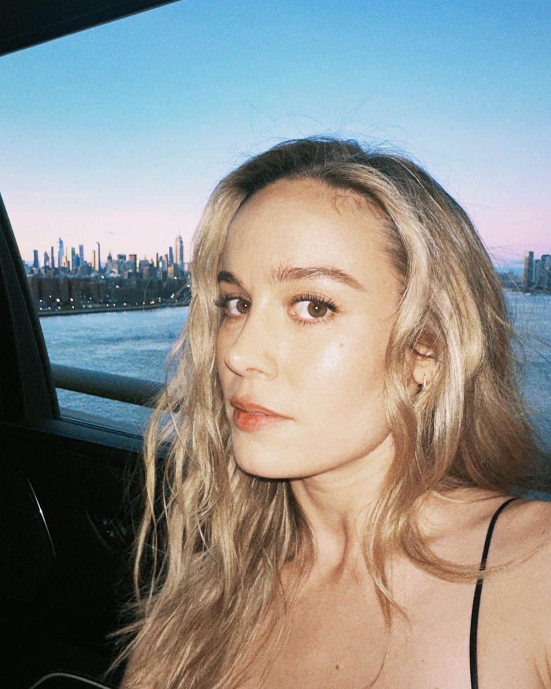 ブリー・ラーソンのインスタグラム：「The sun setting after 7pm in NYC is life altering」