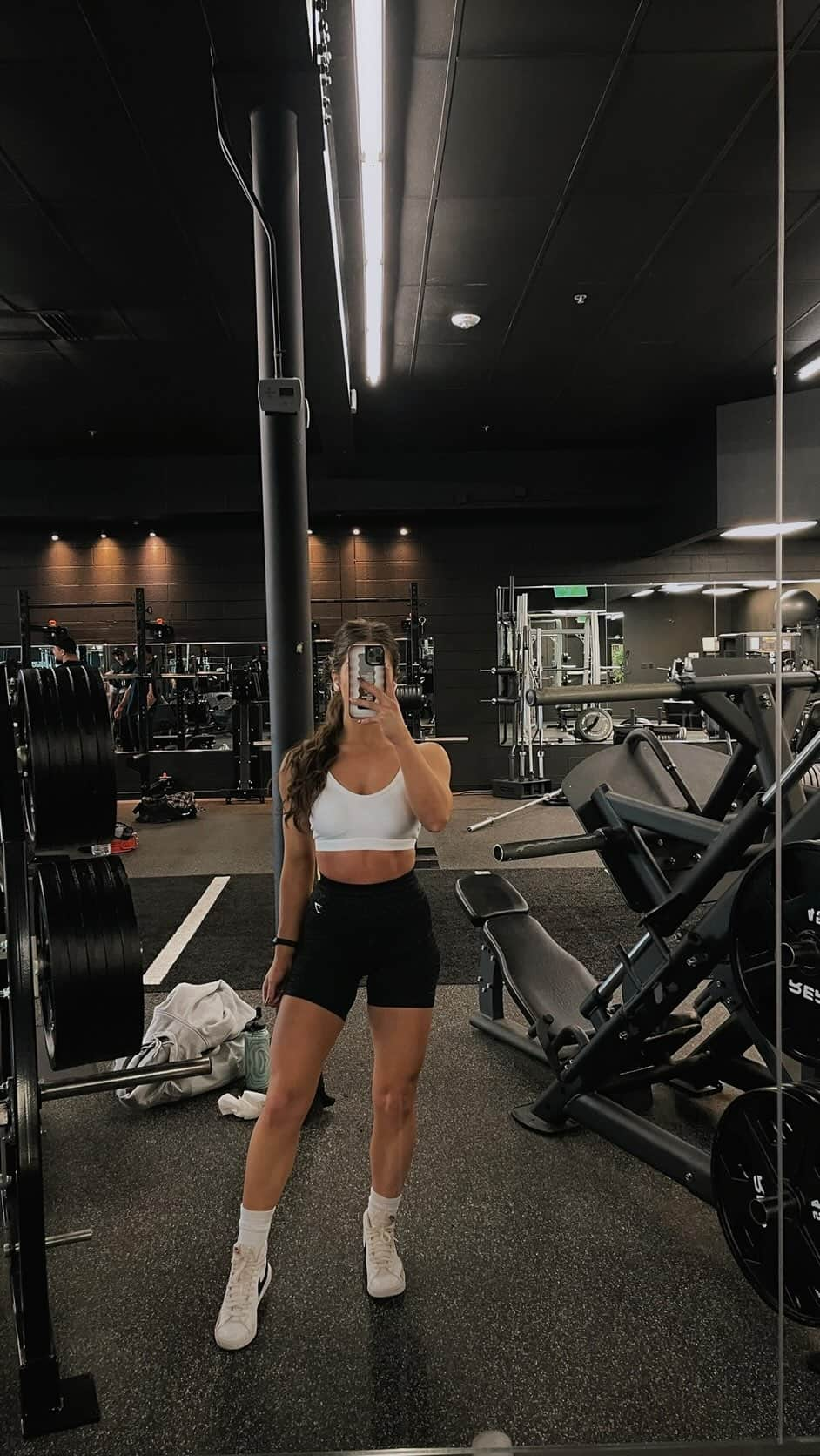 Paige Reillyのインスタグラム：「A lil back & delts today 😌👊🏻⁣ ⁣ DB shoulder press: 4 x 8-10⁣ ⁣ Bent over DB rows: 3 x 10 each arm ⁣ ⁣ Lat pulldowns: 4 x 8⁣ ⁣ Seated cable rows: 3 x 10⁣ ⁣ Face pulls: 3 x 12⁣ ⁣ Lateral raise drop set: 3 x 20 (10 reps, drop to a lower weight for 10 reps)⁣ ⁣ Outfit:⁣ ♡ Hoodie @avisualtheory ⁣ ♡ Bra @shopvitality ⁣ ♡ Shorts @darcsport ⁣ ⁣ ⁣ #shoulderworkout #backworkout #gymfit #gymmotivation #girlswholift」