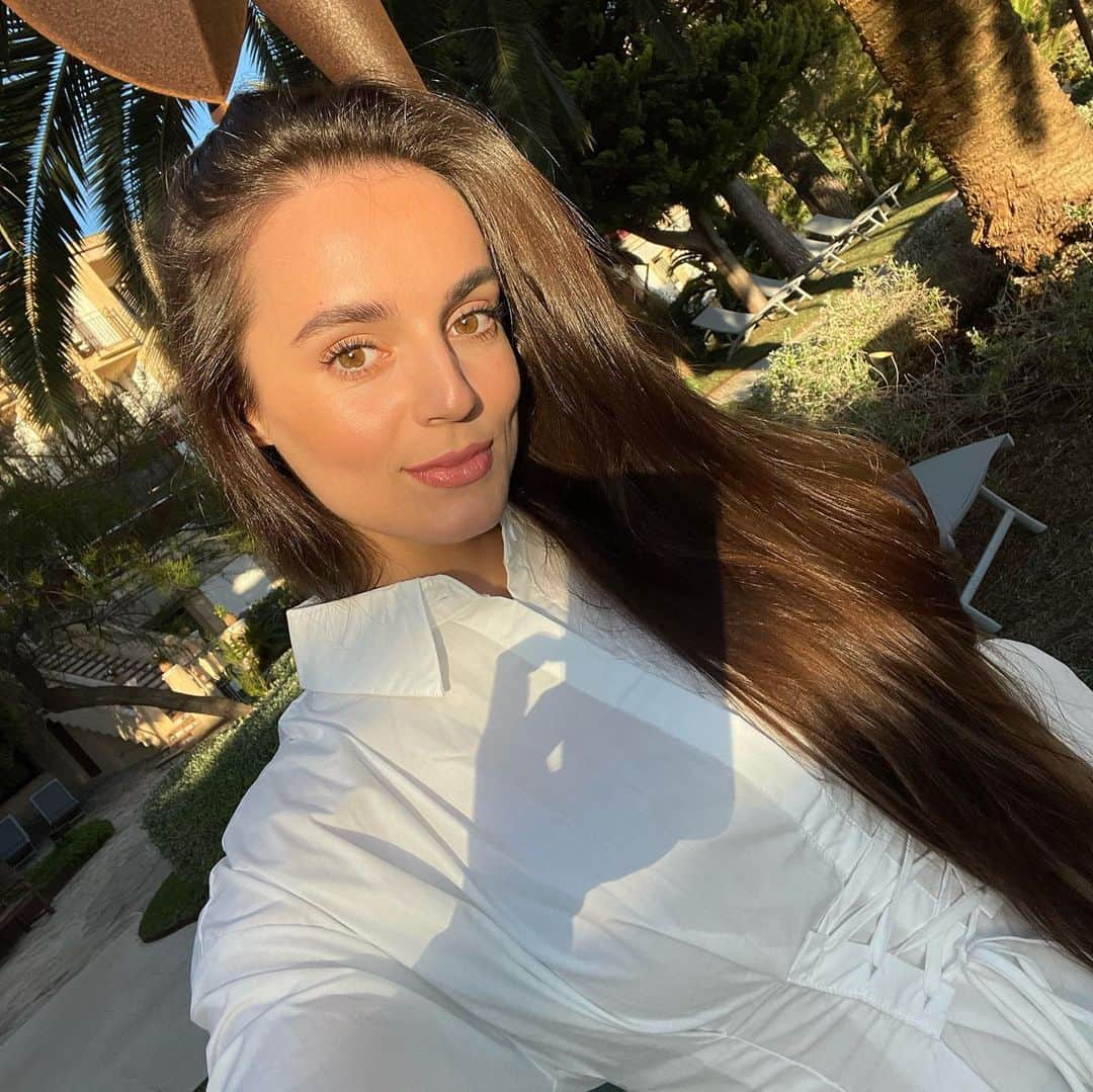 ポーリーヌ・シェーファーのインスタグラム：「Blue skies and sun-kissed tans 🥰  #sun#somedays#off#summervibes☀️」