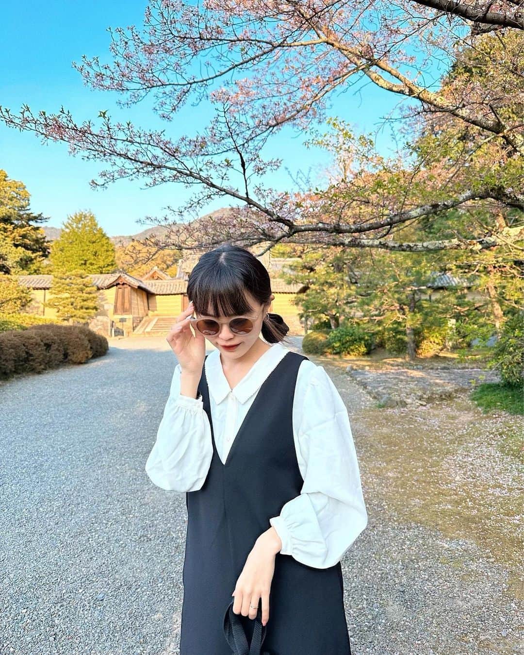 秋山衣梨佳さんのインスタグラム写真 - (秋山衣梨佳Instagram)「🌸🌼🌺 　 　 小野小町で有名な随心院。 梅の花の御朱印が美しすぎて ゲットしてきた🤭🌸 　 花の間。 素敵空間すぎた、、、！！！ 人も少なくてゆっくり過ごせたよ！ 　 . 　 この日の洋服は @for_c.jp のオールインワン。 綺麗なシルエットだけど ストレッチ素材だから楽チン。 長いシーズン着れるアイテム〜❣️ 　  #forc #フォーシー #forcコーデ #フォーシーコーデ #エシカルファッション #エシカル #サスティナブル #サスティナブルファッション #プチプラコーデ #プチプラファッション #大人カジュアル #きれいめコーデ #ママコーデ #ママファッション #着回しコーデ #春コーデ#ちゃりふぁっしょん」4月5日 12時00分 - akiyamaerika