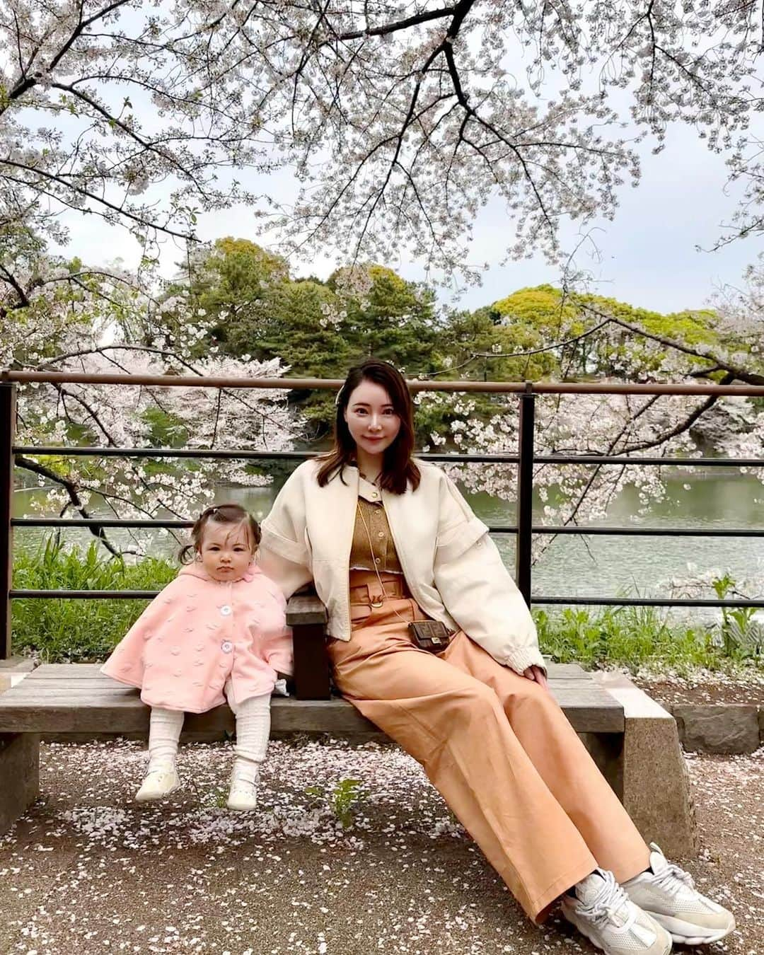 クリスティン・ウェイさんのインスタグラム写真 - (クリスティン・ウェイInstagram)「First Sakura season with this little one  #cwlife #cherryblossom #千鳥ヶ淵の桜」4月5日 1時16分 - prettywhy