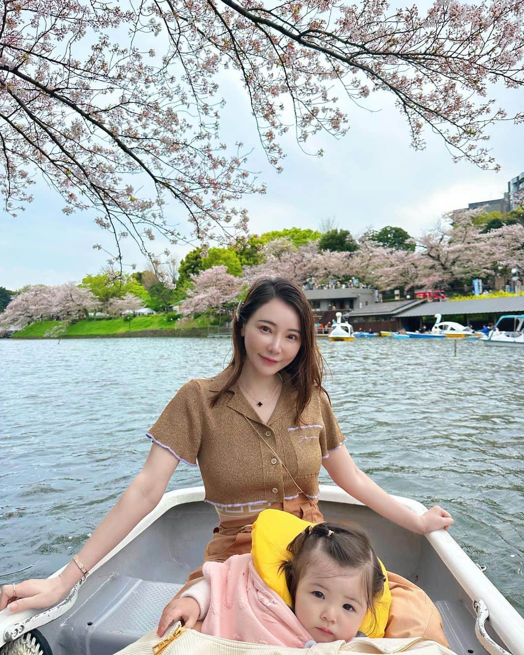 クリスティン・ウェイのインスタグラム：「First Sakura season with this little one  #cwlife #cherryblossom #千鳥ヶ淵の桜」