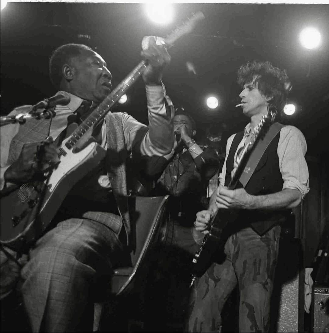 キース・リチャーズのインスタグラム：「Thinking of Muddy Waters on his birthday! Checkerboard Lounge, Chicago. Nov.22 1981 . Photo: Michael Halsband」