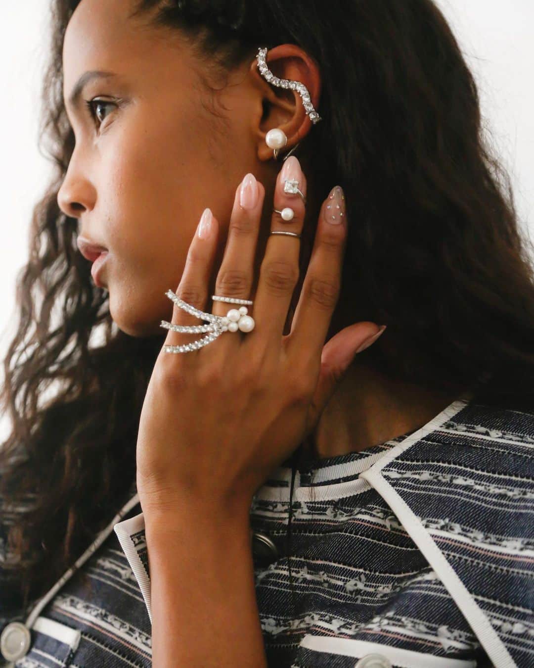 アディアムのインスタグラム：「Hints of sparkle that glimmer in exquisite statement accessories. Discover the jewelry collection from the #ADEAM Spring Summer 2023 collection at ADEAM.com.」