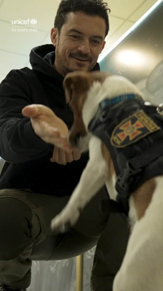 オーランド・ブルームのインスタグラム：「Last week I had the honour of meeting Patron, UNICEF Ukraine’s ‘Goodwill Ambassadog’.  This good boy protects children from the risks of mines and explosive ordnance and helps raise awareness about mental health.」