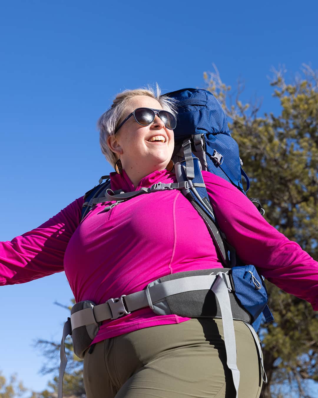 オスプレーのインスタグラム：「Meet the Extended Fit (EF) collection—an extension of our core pack families designed to provide optimal performance for bigger bodies. Made with the direct help and feedback of in-field testers, we went beyond superficial changes, reworking our hipbelts, shoulder straps, pocketing and more to deliver a true extended fit that truly works like it should—at last!  #OspreyPacks」