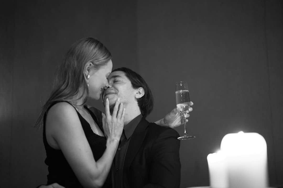 のインスタグラム：「These things are funny to announce. How to do this right? He’s going the distance? I’ve got a Blue Crush? He’s just THAT into me? I’ve won a date with…??? Ok you get it!   We thought it might be nice to share our joy in a conversation you all can listen to, on my future husband’s @lifeisshortpodcast 💛 So if you would like to be in the room with us (sort of!) & hear our story, the link is in my bio. 💍  If life is short, find the one who brings you endless peace and radical wonder. ✨ @justinlong I am so grateful it’s you.   xo」