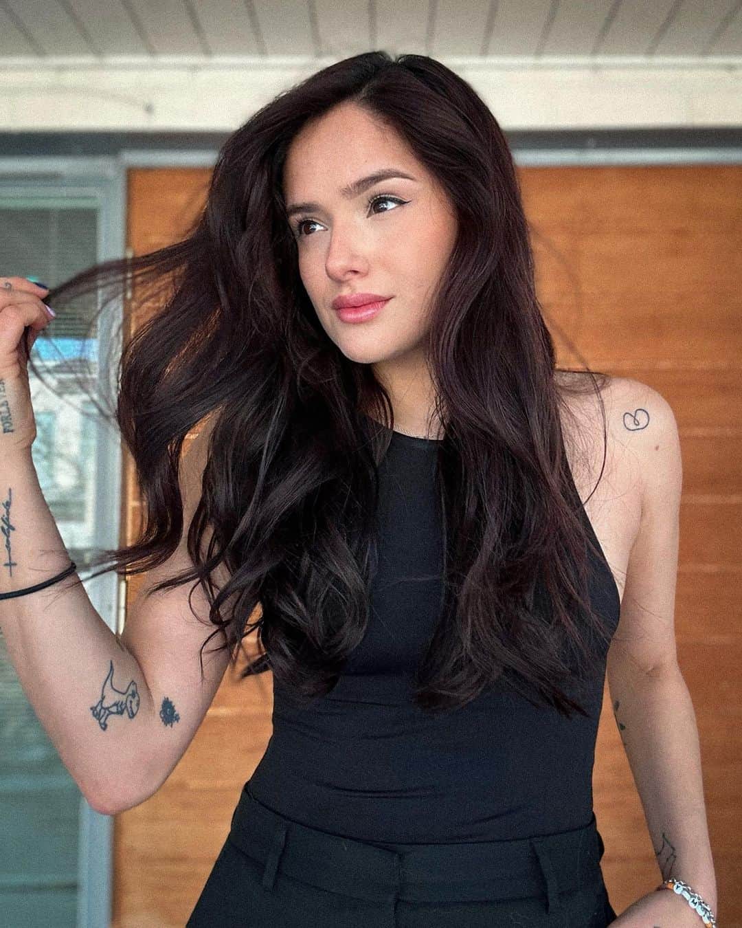 チャチー・ゴンザレスのインスタグラム：「I gotta admit…it’s much more fun on the dark side 🖤💇🏻‍♀️」
