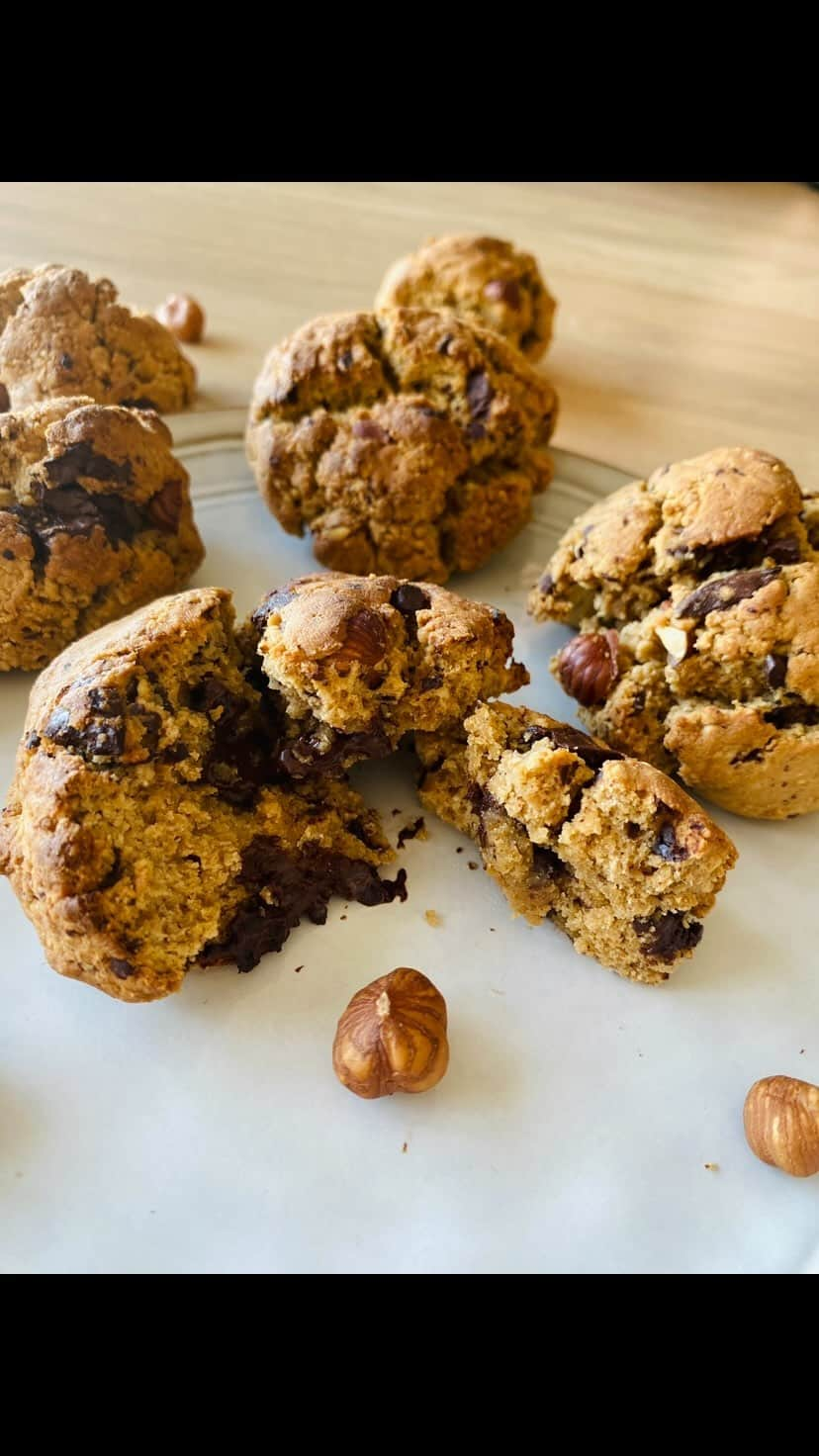 マチルド・ベセーラのインスタグラム：「• Cookies Choco Noisette •  ➡️ LE genre de cookies dont tu rêves en une après midi pluvieuse avec une boisson chaude et un plaid 🌨 … Croquants à l’extérieur et moelleux à l’intérieur 🤩  🚫 Gluten 🚫 Lactose 🚫 Sucre raffiné  📝 𝗜𝗻𝗴𝗿𝗲𝗱𝗶𝗲𝗻𝘁𝘀 150g de farine de riz 50g de poudre de noisette 50g de sucre de coco 1 sachet de levure sans gluten 1 pincée de sel - 1 œuf 2 CS d’huile de coco fondue 50ml de lait de noisette  🥣 𝗣𝗿𝗲𝗽𝗮𝗿𝗮𝘁𝗶𝗼𝗻  1. Mélanger les ingrédients secs ensemble 2. Mélanger les ingrédients humides ensemble  3. Mélanger les deux 4. Cuire à 180 degrés pendant 10-12 min 5. Laisser refroidir (ils vont durcir à ce moment là)  Bonne dégustation ! 🤤  #recettehealthy #sansgluten #sanslactose #cookies #healthyfood #naturopathie #gourmand #sante #prendresoindesoi #alimentationsaine」