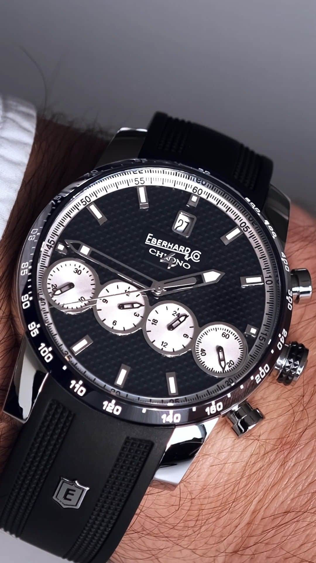 エベラールのインスタグラム：「Express your style with the Chrono 4 “21-42”, your perfect choice for a distinctive look.  #eberhard1887 #eberhard #eberhardwatches #chrono4 #menwatch #menstyle #swisswatches」