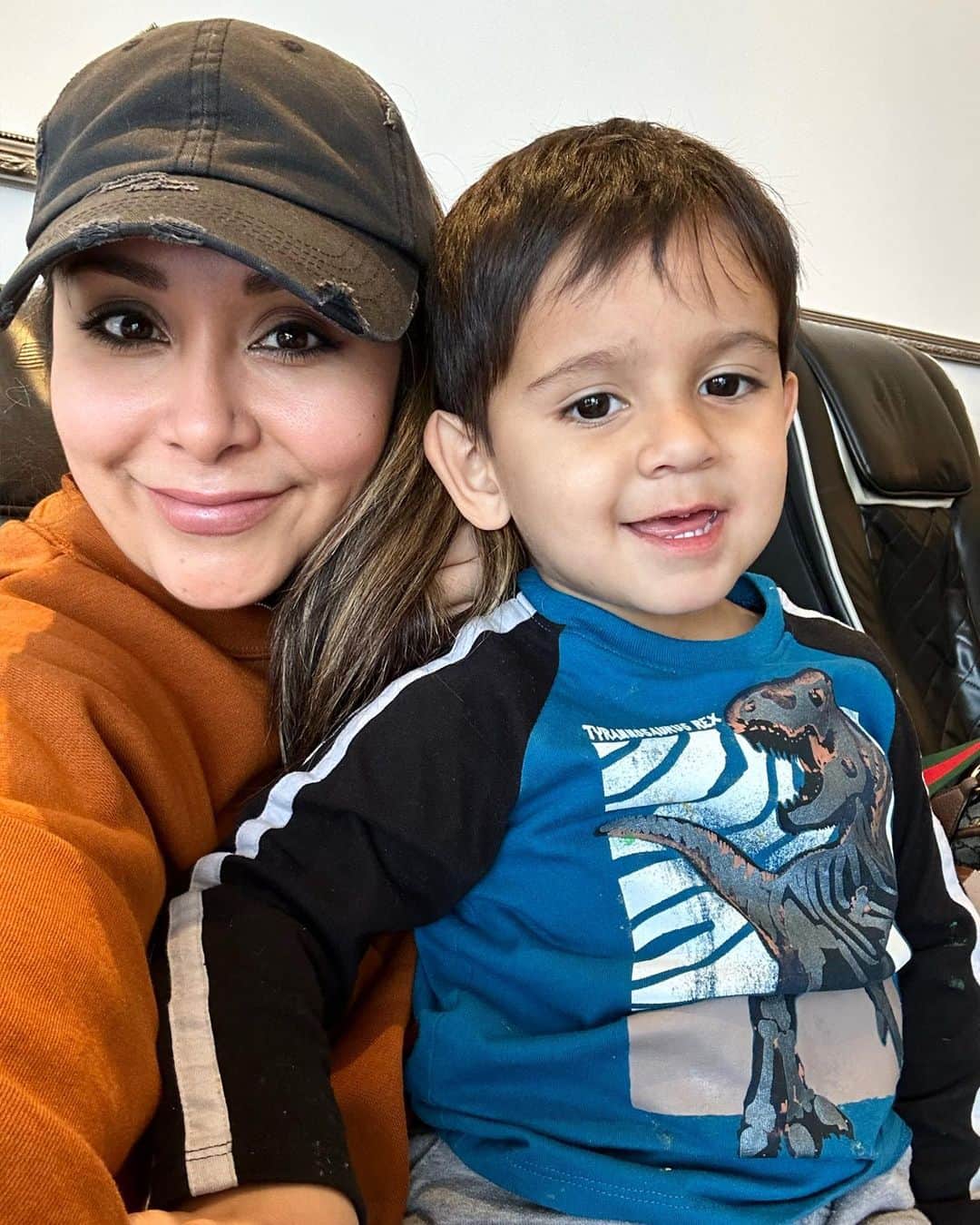 ニコール・ ポリッツィのインスタグラム：「My pedi date and he’s amazed there’s a bubble bath for my feet 😩 i love being your mommy 🥰」