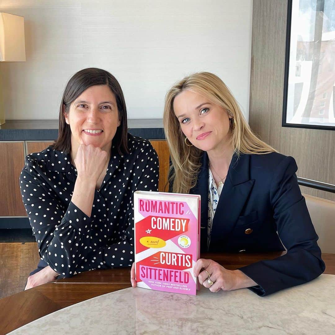 リース・ウィザースプーンのインスタグラム：「Our April 2023 #ReesesBookClub Pick is Romantic Comedy by #CurtisSittenfeld and it is such a hilarious, sweet, smart read that I think you're going to love!! 💞💫 Read along with us and discuss it all month long @ReesesBookClub—and just wait until you get to Part 2!! 🤯」