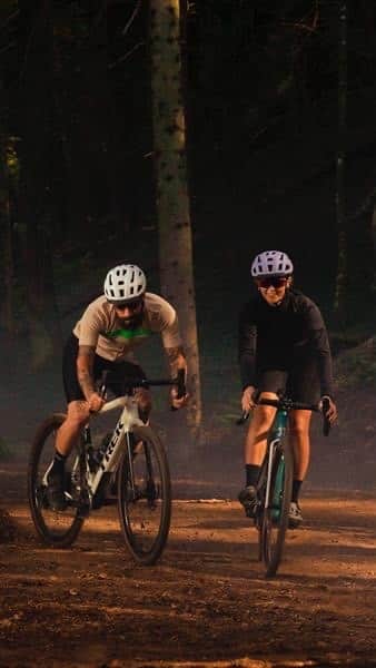 OAKLEYのインスタグラム：「This year, we’re taking the cycling world to the next level - with a focus on community and positive vibes! Whether you’re a seasoned pro or just jumping on a bike for the first time, we got you. #BeWhoYouAre #MoreThanTwoWheels」