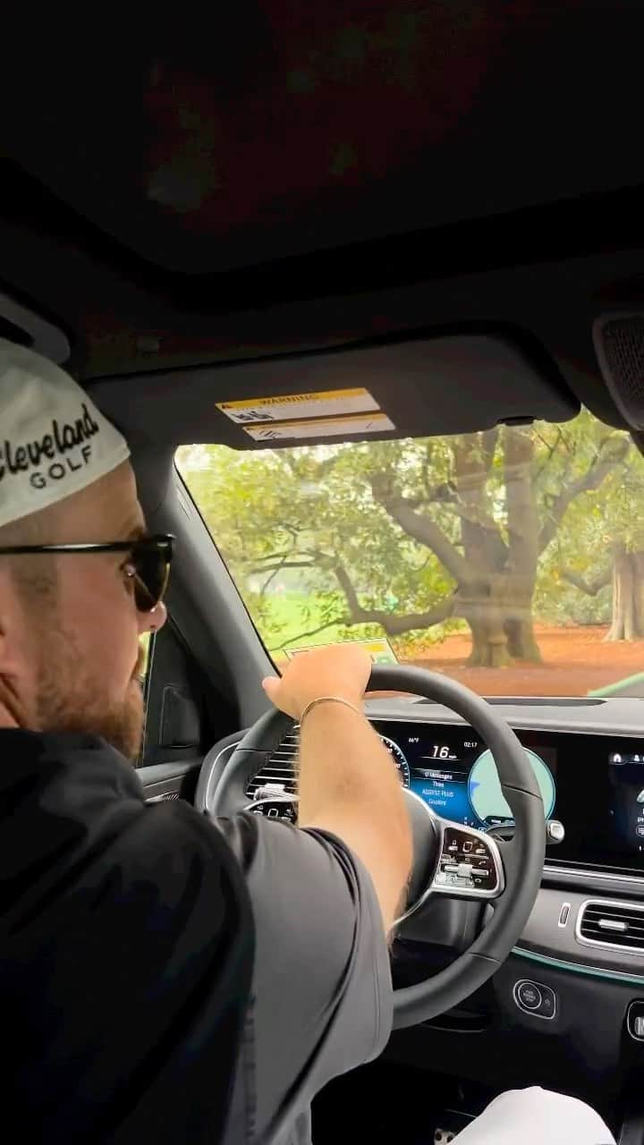 シェーン・ローリーのインスタグラム：「Shane Lowry drives his Dad down Magnolia Lane 💚 #TheMasters」