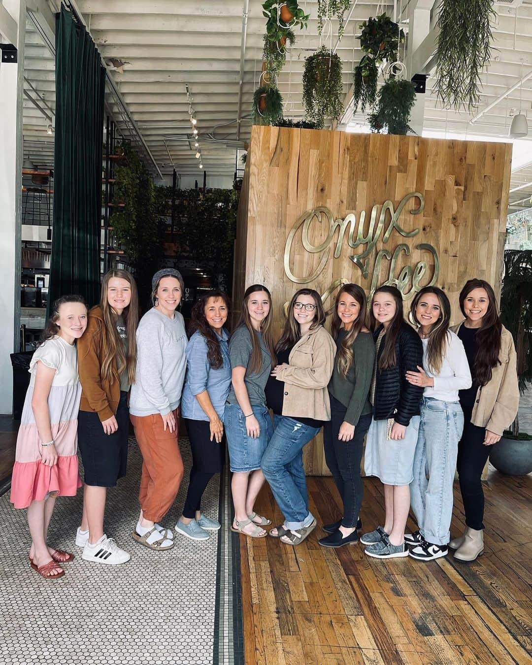 のインスタグラム：「The older everyone gets, the busier life gets— which means it’s always extra special when we manage to get all 9 of us sisters + mom together again in the same place at the same time! Last week was golden. 🤍🤍」