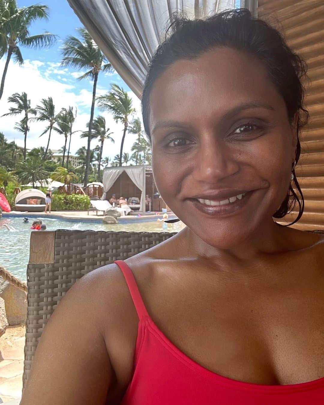 ミンディ・カリングのインスタグラム：「🌺🌺🌺」