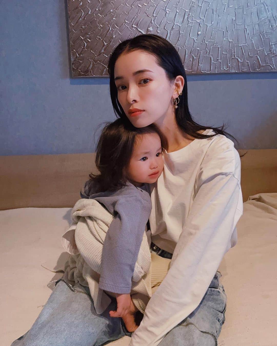 のインスタグラム：「. とある撮影をしてたら お昼寝から起きてきて ママーーー！の娘。 可愛くてついでに撮っちゃう。  #momlife #mommylife #mommy  #育児 #ママライフ  #6歳 #4歳 #1歳 #motherof3 #motherhood  #family #familyphoto  #3人育児  #3児のママ #3児ママ  #familytime  #5人家族 #familyphotograhy #familyfirst」