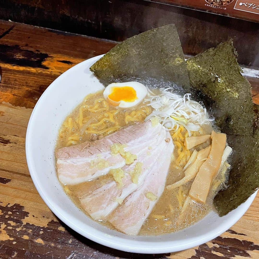 小栗有以のインスタグラム：「北海道で食べた美味しいご飯🍚  美味しくて色々食べたな〜。 実は色んなの食べたんです🤤  #ラーメン空 夜遅くに着いて駆け込みました！ スペシャルにしちゃった🤫💭  #活一鮮  今まで食べた回転寿司で1番すき！ネタの種類も豊富でした~ 16皿くらい食べた☺️  #ジンギスカーン ジンギスカン好き！ 美味しかったです🥹 変わった形のお肉があって…笑  また行きたいな🐮🍃💭」