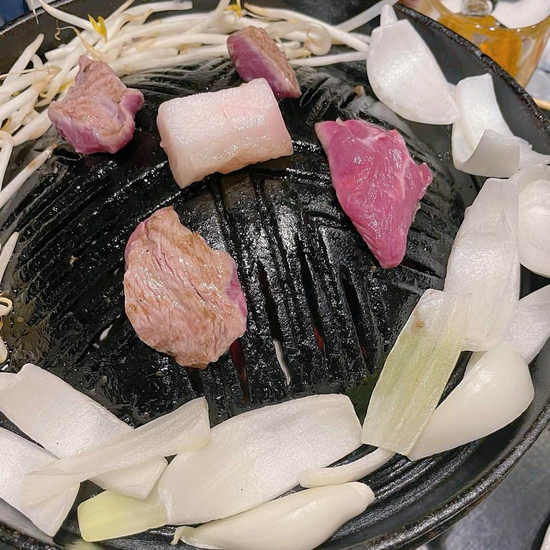 小栗有以さんのインスタグラム写真 - (小栗有以Instagram)「北海道で食べた美味しいご飯🍚  美味しくて色々食べたな〜。 実は色んなの食べたんです🤤  #ラーメン空 夜遅くに着いて駆け込みました！ スペシャルにしちゃった🤫💭  #活一鮮  今まで食べた回転寿司で1番すき！ネタの種類も豊富でした~ 16皿くらい食べた☺️  #ジンギスカーン ジンギスカン好き！ 美味しかったです🥹 変わった形のお肉があって…笑  また行きたいな🐮🍃💭」4月5日 12時57分 - yuioguri_1226