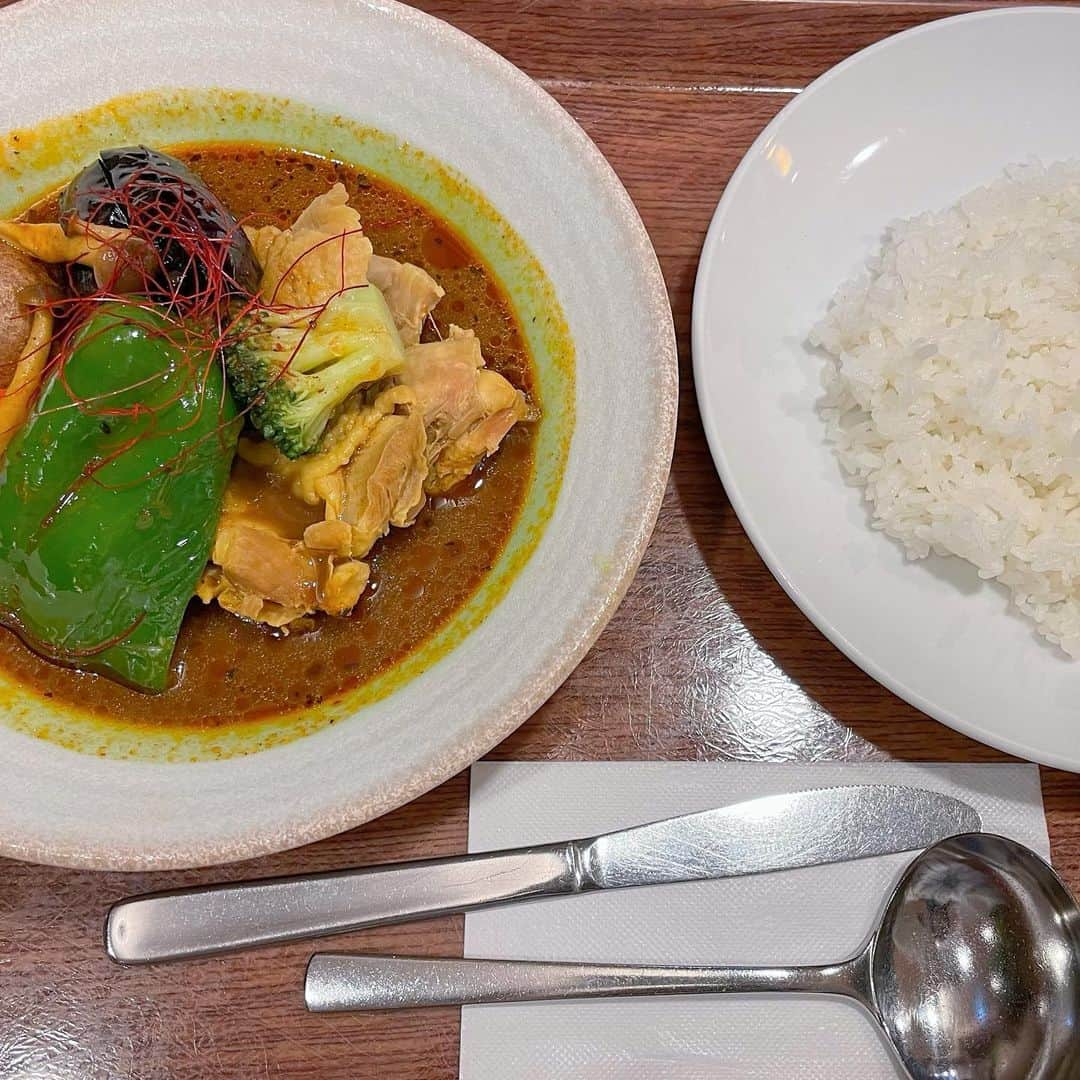 小栗有以さんのインスタグラム写真 - (小栗有以Instagram)「北海道で食べた美味しいご飯🍚  美味しくて色々食べたな〜。 実は色んなの食べたんです🤤  #ラーメン空 夜遅くに着いて駆け込みました！ スペシャルにしちゃった🤫💭  #活一鮮  今まで食べた回転寿司で1番すき！ネタの種類も豊富でした~ 16皿くらい食べた☺️  #ジンギスカーン ジンギスカン好き！ 美味しかったです🥹 変わった形のお肉があって…笑  また行きたいな🐮🍃💭」4月5日 12時57分 - yuioguri_1226